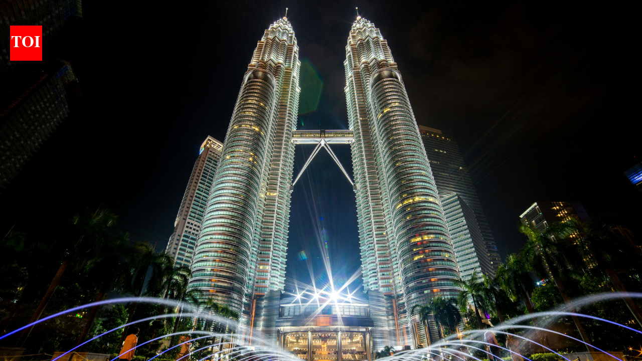 Rivalry breaks records: Malaysia made Japan and South Korea compete to build twin towers and the results shocked everyone