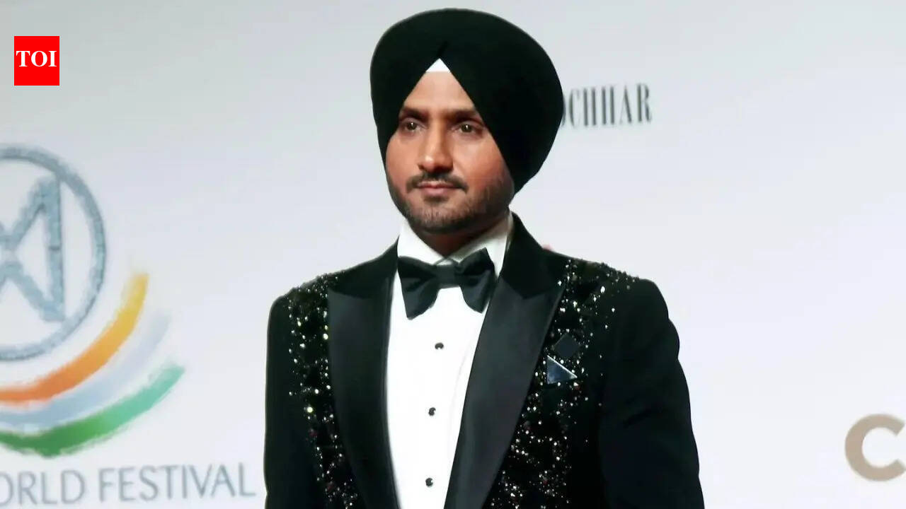 'Ek ko papa chun le': Harbhajan Singh’s reply to ‘three clowns’ jibe goes viral