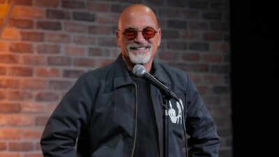 Howie Mandel apologizes to Kelly Ripa after an awkward moment on air 