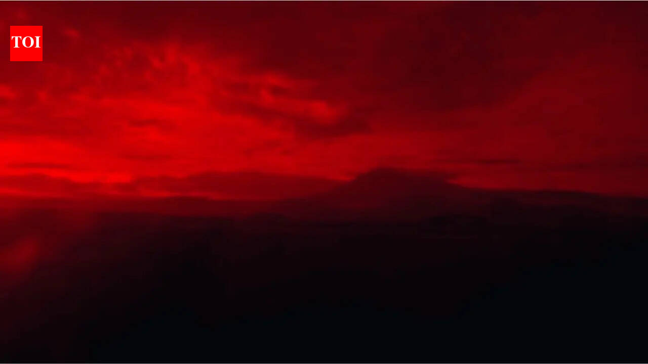 Why did the sky turn blood red in Western Australia ahead of Cyclone Narelle?