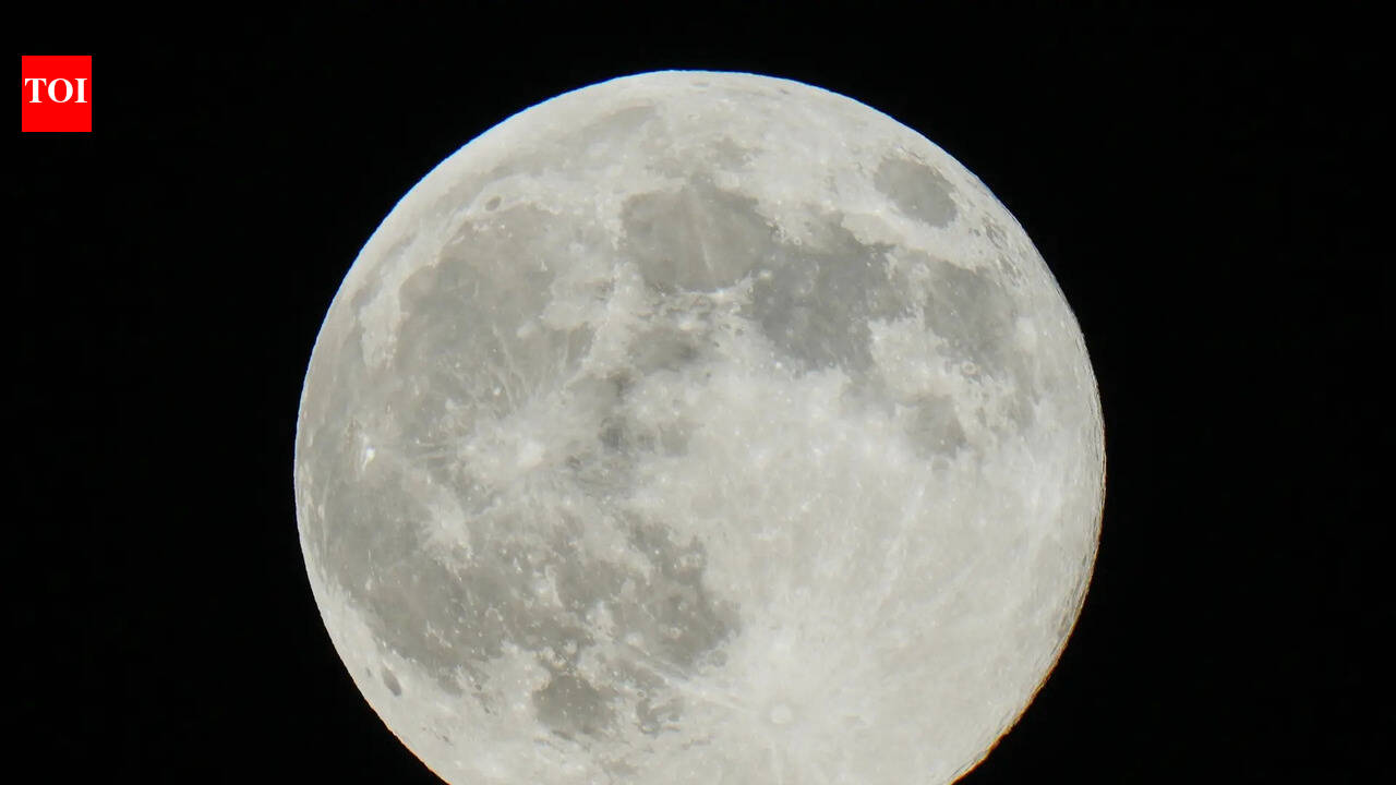 Water discovery fuels return to Moon