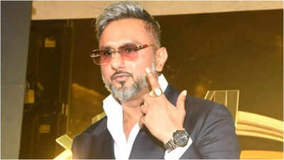 Yo Yo Honey Singh’s Mumbai concert turns chaotic; female fan tries to scale the gate, clashes with security – watch video