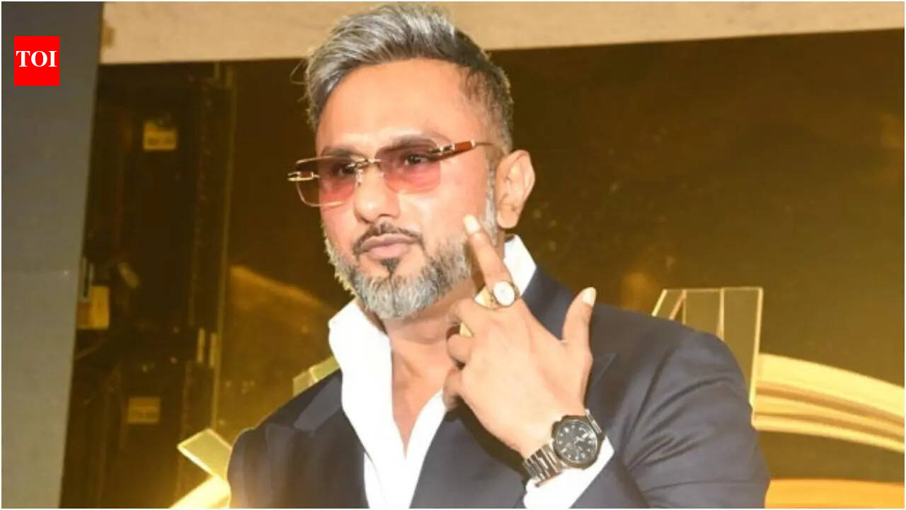 Yo Yo Honey Singh’s Mumbai concert turns chaotic; female fan tries to scale the gate, clashes with security – watch video