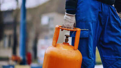 Woman beaten to death with LPG Cylinder by husband in Delhi