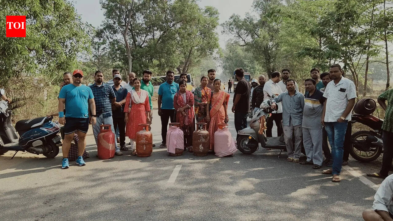 People block Keonjhar–Jharbelda road over LPG supply disruption
