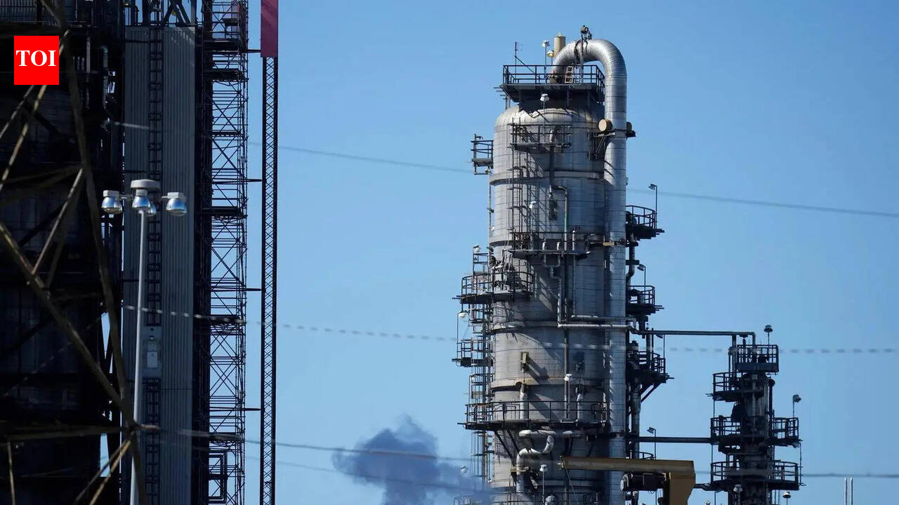 Could oil hit 0 a barrel? Experts warn of risks if Iran war drags on – The Times of India