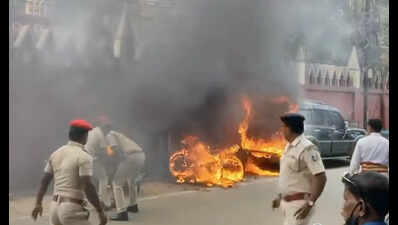 4 vehicles near high court damaged in fire, woman detained