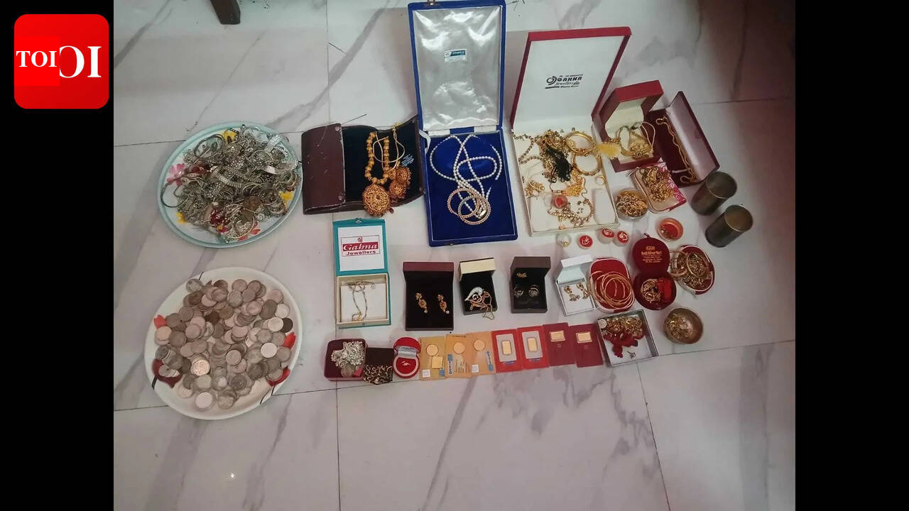 EOU raids premises of 2 govt officials in DA cases