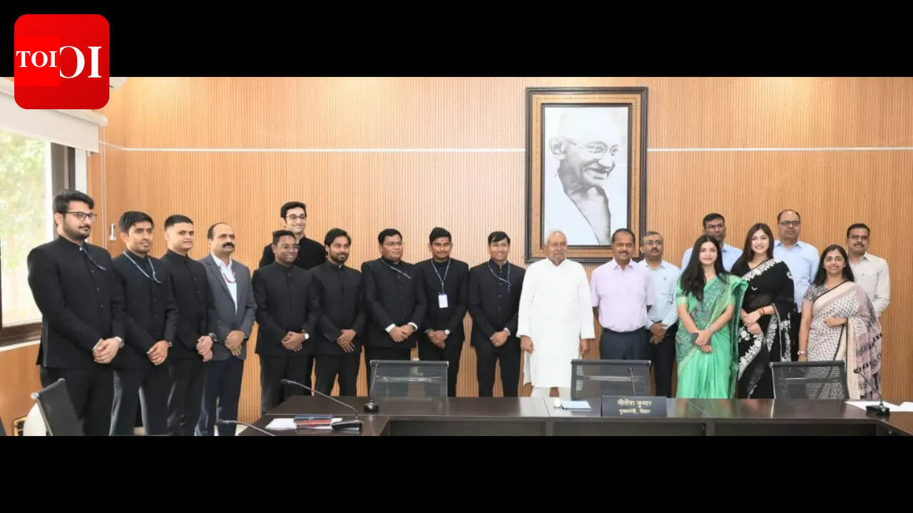 12 trainee IAS officers of Bihar cadre meet CM