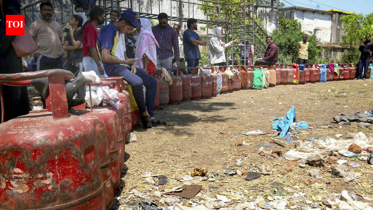 Crackdown on hoarding intensifies: 64 domestic LPG cylinders seized in Badshahpur