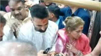 Akshay Kumar seeks blessings at Ujjain's Mahakaleshwar Temple ahead of 'Bhooth Bangla' release: 'Pure desh ke liye prathna ki'