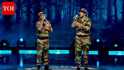  Vidhu Raj and Arjun's soulful rendition of 'Sandese Aate Hai' wins hearts