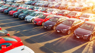 US auto sales seen dipping as market braces for war impact