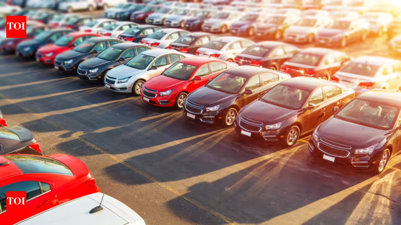 US auto sales seen dipping as market braces for war impact