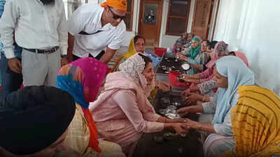 Priyanka Chopra offers prayers at Golden Temple; joins Seva during Amritsar visit