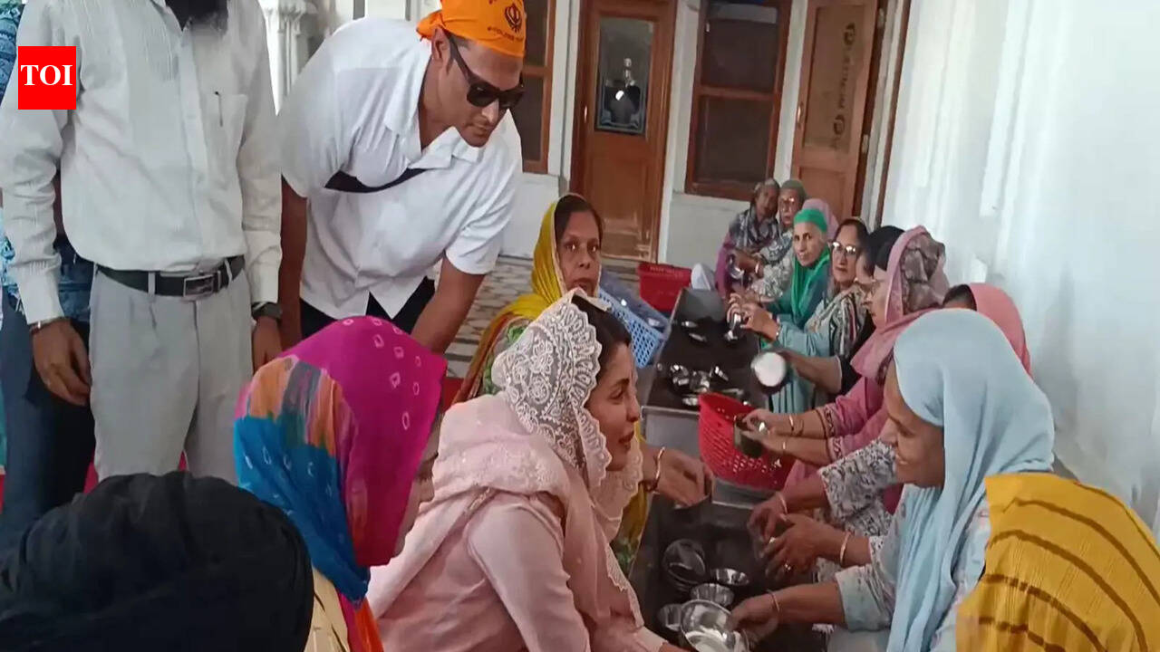 Priyanka Chopra offers prayers at Golden Temple; joins Seva during Amritsar visit