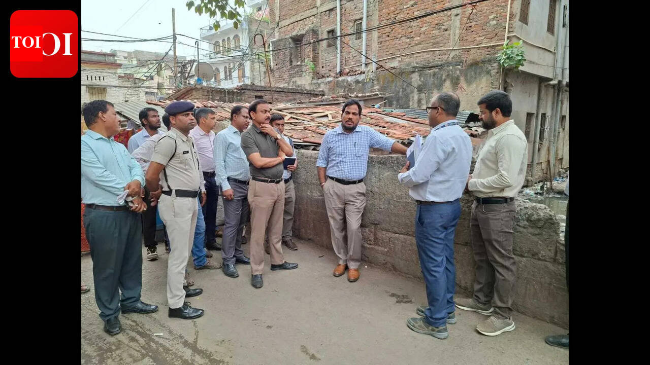 PMC chief inspects drain projects, flags delays at key sites