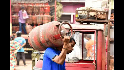 Limited commercial LPG cylinder supply reaches Pune restaurants, but erratic deliveries keep kitchens under strain