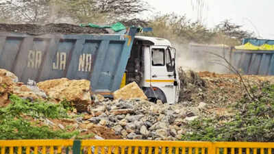 Okhla landfill waste dumped near Yamuna