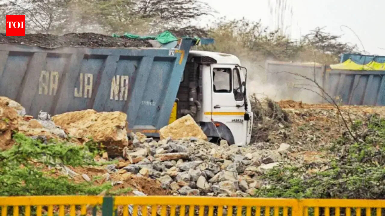 Okhla landfill waste dumped near Yamuna