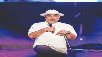 Russell Peters makes the city go LOL with his feisty jokes