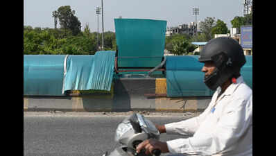 New barriers on Lajpat Nagar flyover’s show early signs of damage