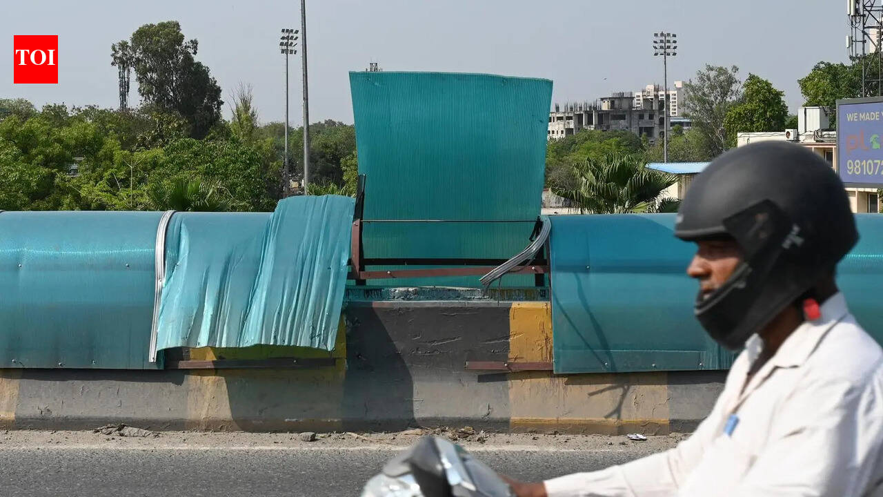 New barriers on Lajpat Nagar flyover’s show early signs of damage