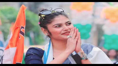 BJP workers raise ‘Jai Shri Ram’ slogans during Sayani’s temple visit