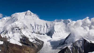 Everest climbers ‘poisoned’ in $20m insurance scam, probe on