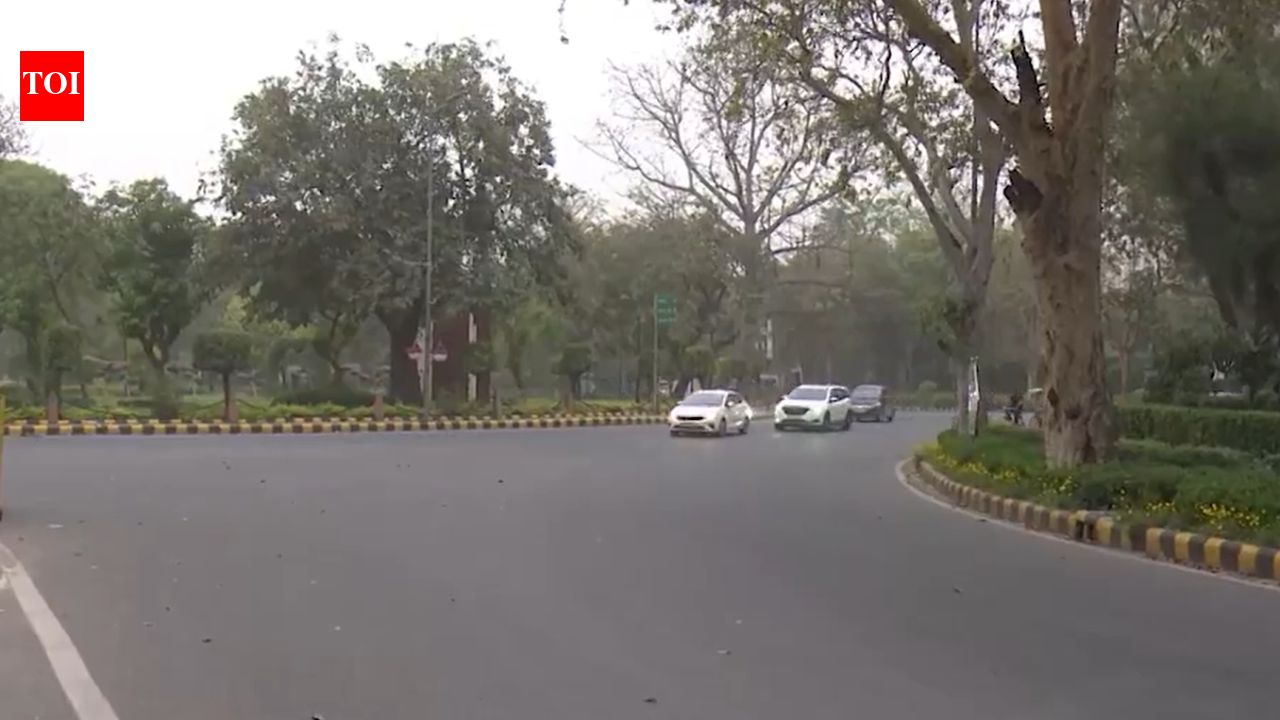 Delhi-NCR wakes up to cloudy skies, dust storm; IMD predicts rain, thunderstorms