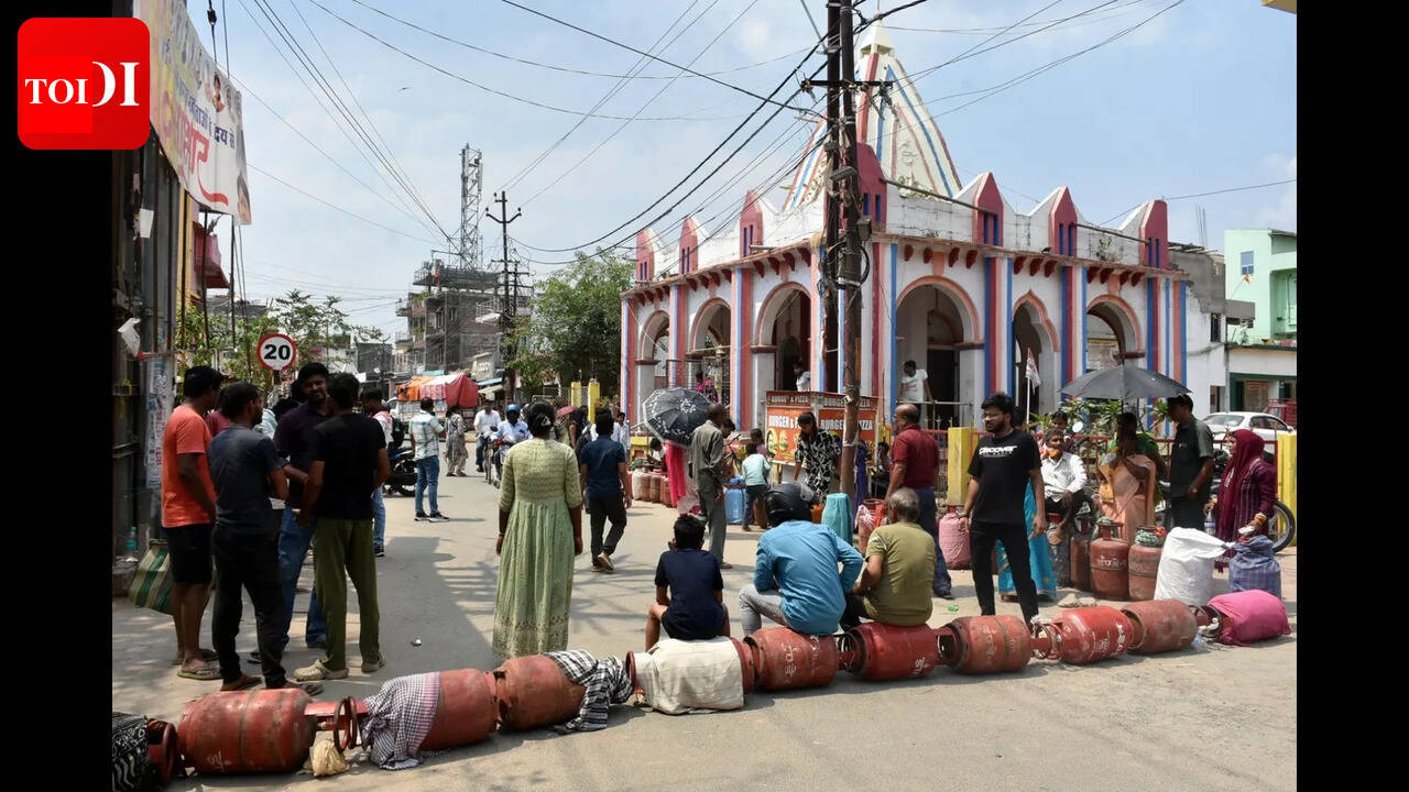 LPG crisis escalates: Protesters block roads in Ranchi; Residents demand immediate LPG cylinder supply amid exorbitant price claims