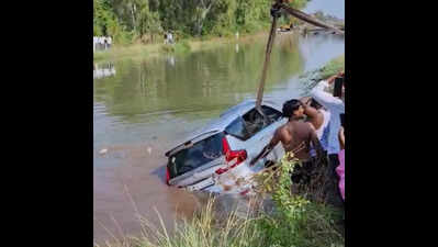 SUV plunges into Nira canal, couple die, daughter missing