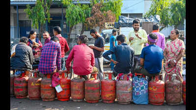 LPG supply rebounds in Noida and Ghaziabad, but panic triggers queues at agencies