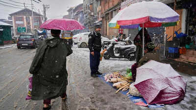 MeT forecasts heavy rains in Kashmir plains, snowfall in higher reaches