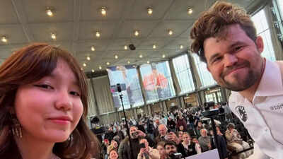 alua-nurman-took-a-selfie-with-magnus-carlsen-photo-from-chessbaseindia.jpg