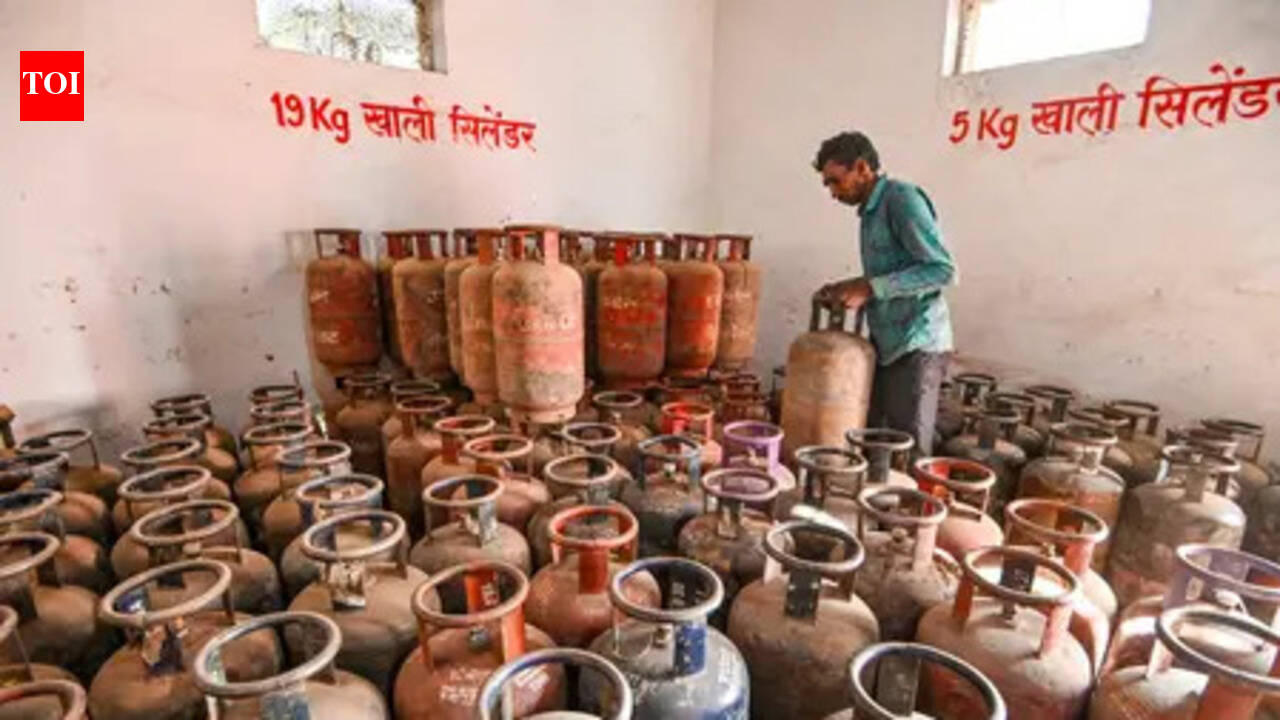 IOCL flags manual deliveries; suspends 5 LPG distributors