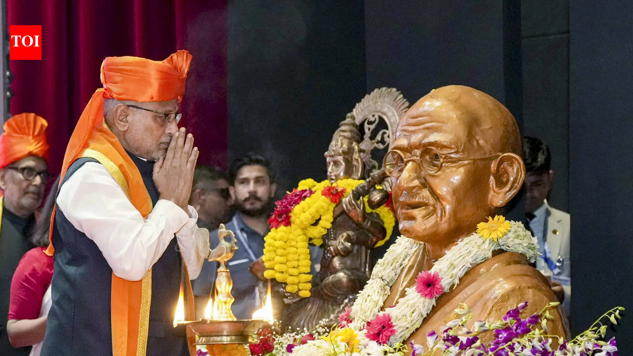 Radhakrishnan visits Gandhi Ashram