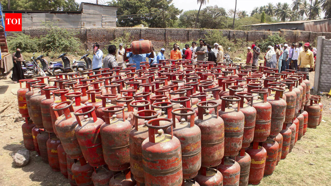 Thieves steal 108 LPG cylinders from godown in UP