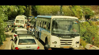 Weekend rush causes long traffic snarls in Mussoorie
