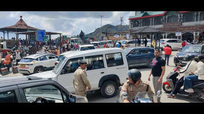 Weekend rush causes long traffic snarls in Mussoorie