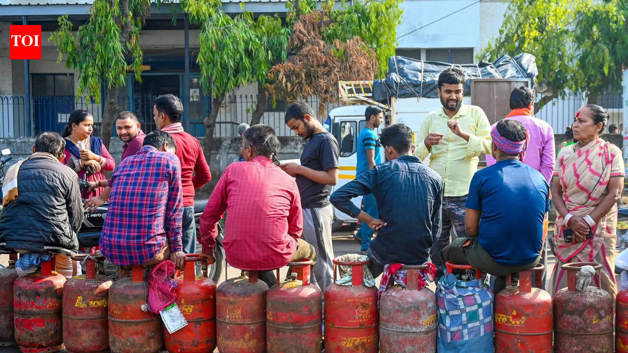 Delhi govt imposes ban on sale of LPG cylinders from godowns