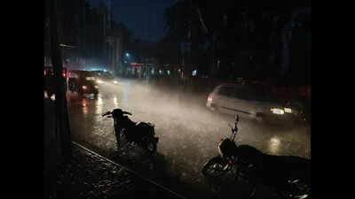 Heavy rain, hailstorm disrupt life, damage crops in Kanpur