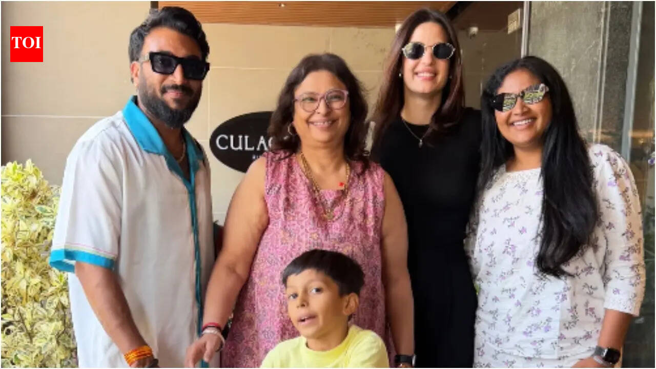 Natasa Stankovic poses with Hardik Pandya's mother amid his link-up with Mahieka Sharma