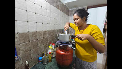 Govt: Students, migrants can get 5kg LPG cylinders after producing valid ID proof