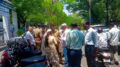 Cops and bouncers at college gate block NU inquiry panel
