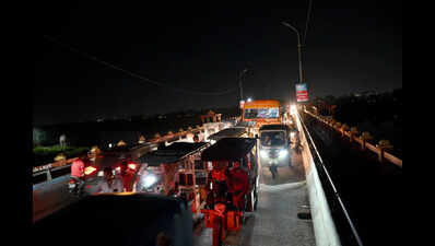 Commuters complain of defunct street lights on busy roads