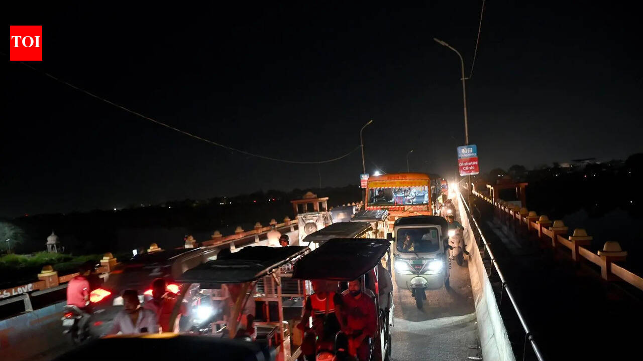 Commuters complain of defunct street lights on busy roads