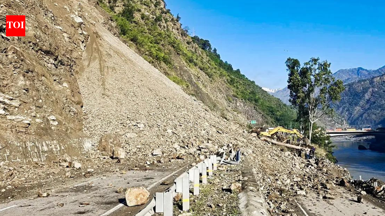 Landslides block Jammu-Srinagar National Highway in Ramban