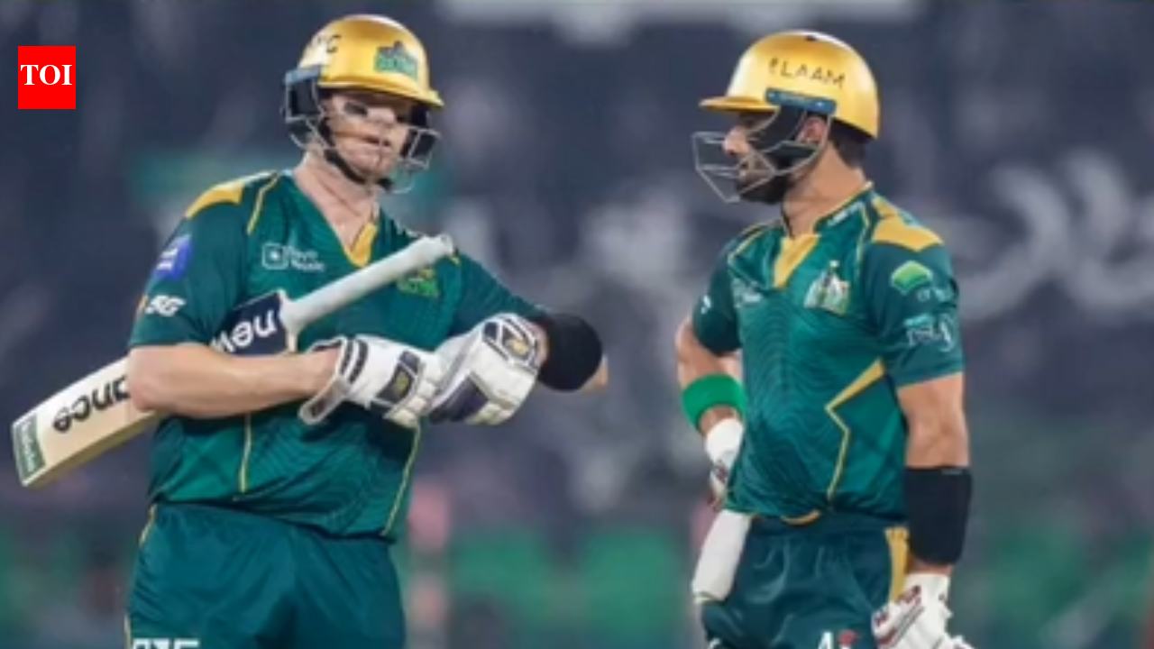 Steve Smith left fuming as Farhan denies single, fans recall Babar Azam drama