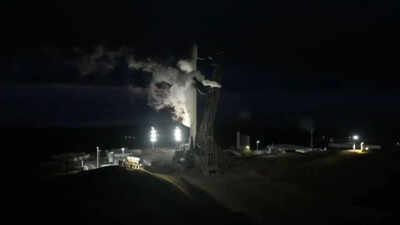 SpaceX launches Falcon 9 visible across San Diego skies deploying 25 Starlink satellites to orbit